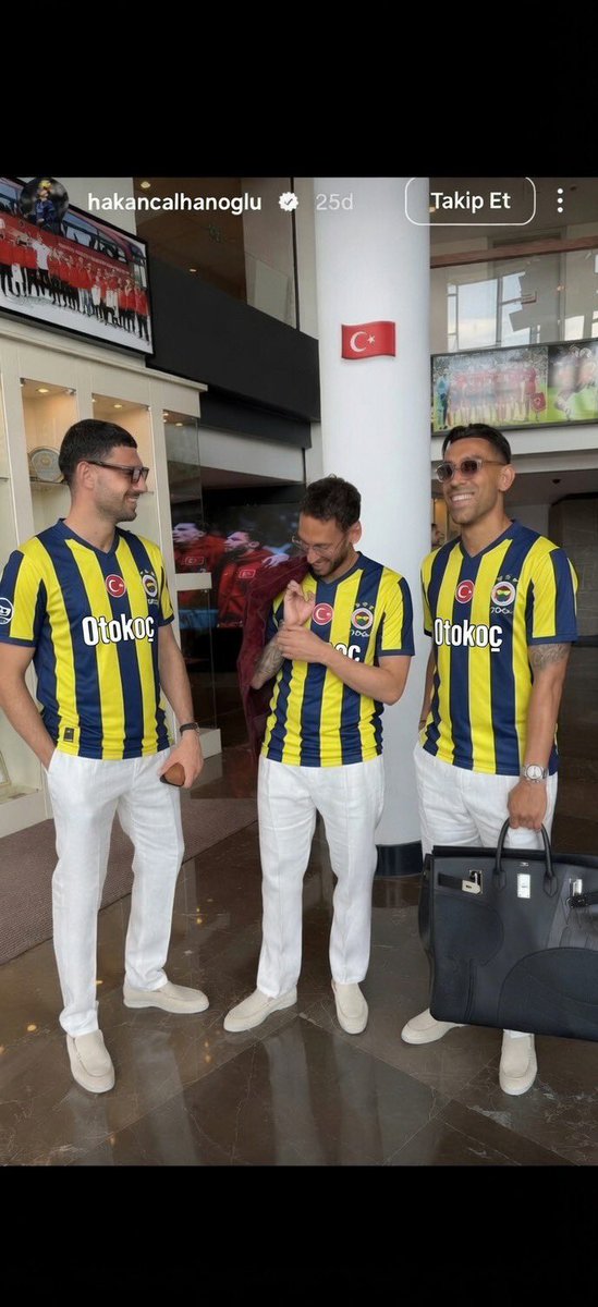 etoescobarr's tweet photo. @TekYolFener Nasılda güzel duruyor 💛💙 https://t.co/uNsUjdKQvI