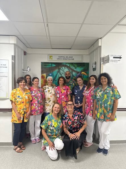 HopeMediaFR's tweet photo. 🇫🇷 Au CHU de Montpellier, les équipes de pédiatrie portent désormais des blouses colorées et ludiques pour accueillir les enfants hospitalisés. 

Lancée avec l’association Hospi’Cool, cette initiative vise à rendre l’hôpital plus rassurant et à réduire l’appréhension liée aux blouses blanches. 

Les nouvelles tenues sont déjà adoptées par les jeunes patients, leurs familles et les soignants. 💛 

🗞️📸: CHU de Montpellier