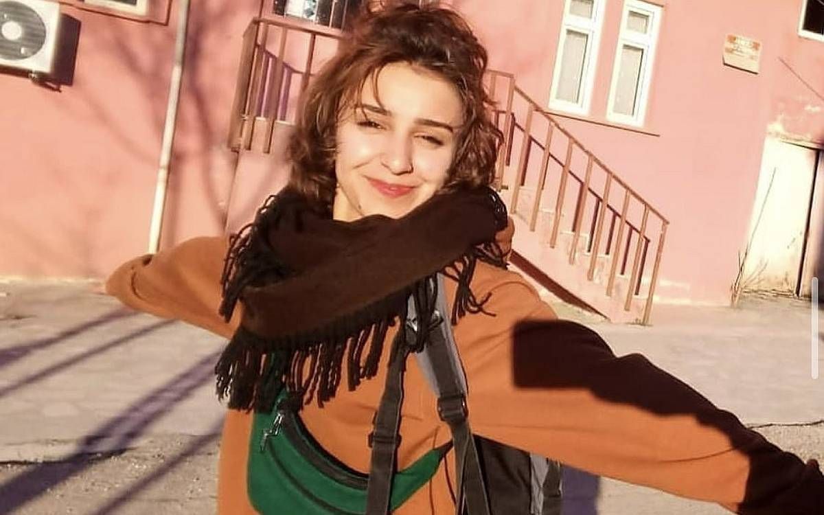 y_ozgurpolitika's tweet photo. 📌Rojwelat’ın dosyası yeniden açıldı 

◾️Gülistan Doku ardından Rojwelat Kızmaz’ın şüpheli ölümüne ilişkin de yeniden soruşturma başlatıldı. Kızmaz’ın telefonunun Gülistan’ın kaybolması ardından 46 gün boyunca kapalı kaldığı ortaya çıktı.

https://t.co/jjwd04BuRU https://t.co/xFr67mq00e