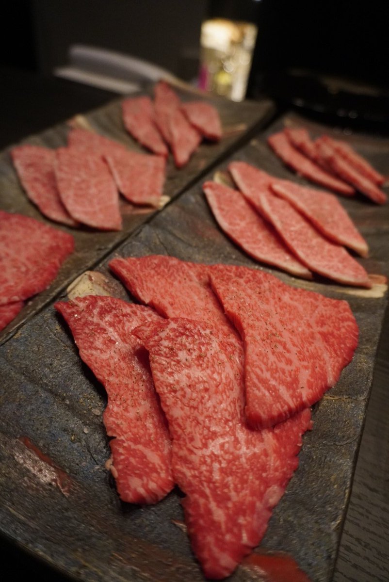 29dietkae's tweet photo. @kikomotu 365日お肉食べていますが、選べませーん！どっちも大好きです😆(笑)

がっつり食べたい時は質より量で、スーパーのお肉や食べ放題へ🥩💪

質重視の時は大好きな焼肉屋さんのコース料理へ🥩先日肉の日はリブロースの解体ショーを楽しみました🥩

どちらにせよ
お肉を食べると
元気になれますね2929☺️🥓 https://t.co/bYQovQ4ble