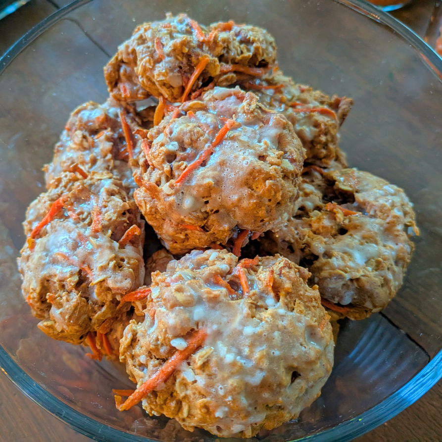 FriendThatCooks's tweet photo. Dessert day, but make it feel good 🥕🍪 These “healthy” carrot cake cookies made with coconut sugar and coconut oil bring that classic flavor with a lighter twist—perfect for summer sweet cravings ✨ #DessertDay #SummerSweets #PersonalChef #FriendThatCooks https://t.co/RFWODG42S4