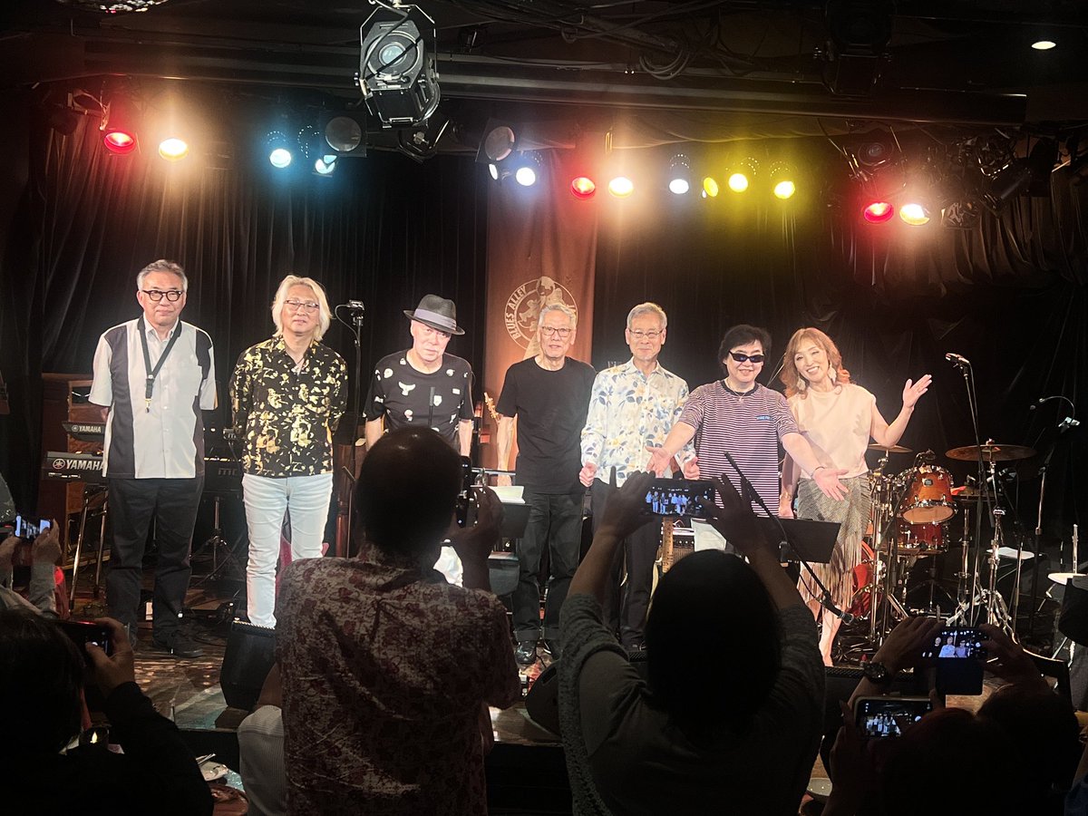 CotoneSinger's tweet photo. 今日はSHOGUNの芳野藤丸さんのライブへブルースアレイへ♪

SHOGUNの曲はもちろん、残酷な天使のテーゼのレコーディングメンバーということでそんな曲も！！🫢✨

サックスやフルート、コーラスとこの人数以上のアンサンブル！！✨😆

カッコ良かったです✌️✌️ https://t.co/A623ypF3Cc
