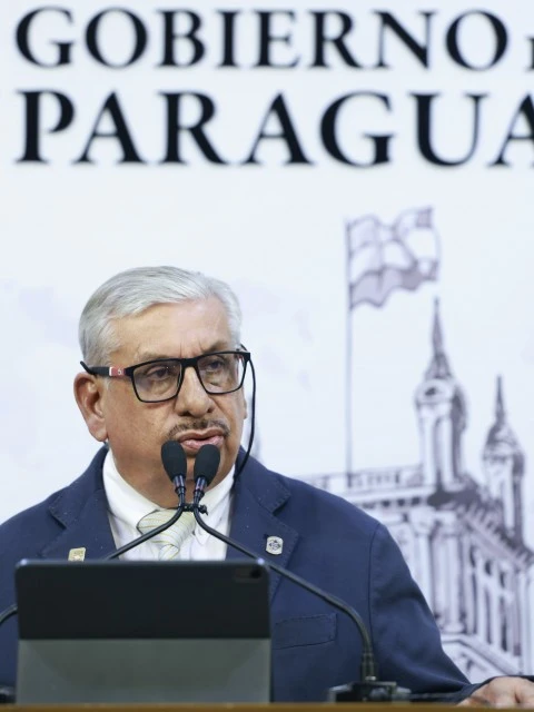 delpynews's tweet photo. ▶️"¿O SE VA ÉL O ME VOY YO?": TENSIÓN EN IPS | ​​🔥

Fuentes indican que el Dr. Isaías Fretes no está pudiendo llevar adelante grandes reformas al frente del IPS, supuestamente, por las trabas del consejero José Emilio Argaña.💣

Incluso, el titular de la previsional estaría pidiendo al mismo Santiago Peña que cambie a Argaña de su cargo, bajo la presión de que renunciaría si el presidente no hace caso a su pedido, de acuerdo con lo publicado por Ñandutí.😱

Vía: Ñandutí