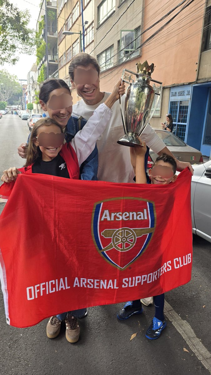UnGoonerMas's tweet photo. Después de ver esto la verdad sí dan ganas de formar una familia tradicional gooner. 🥹❤️🤍 https://t.co/WMykr7jgN1