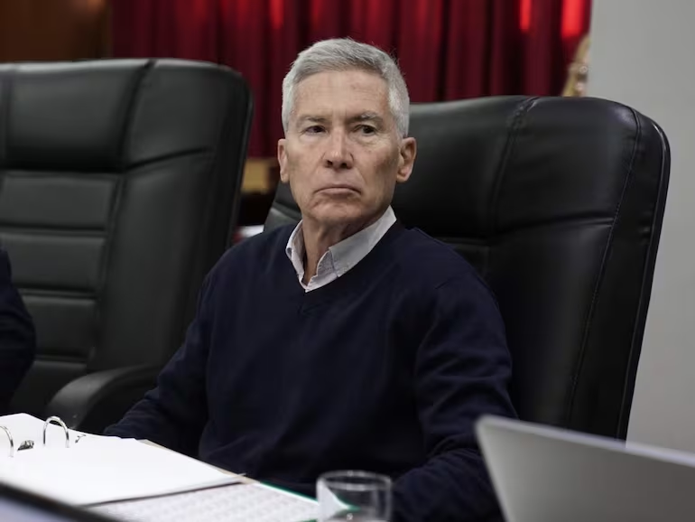 delpynews's tweet photo. ▶️"¿O SE VA ÉL O ME VOY YO?": TENSIÓN EN IPS | ​​🔥

Fuentes indican que el Dr. Isaías Fretes no está pudiendo llevar adelante grandes reformas al frente del IPS, supuestamente, por las trabas del consejero José Emilio Argaña.💣

Incluso, el titular de la previsional estaría pidiendo al mismo Santiago Peña que cambie a Argaña de su cargo, bajo la presión de que renunciaría si el presidente no hace caso a su pedido, de acuerdo con lo publicado por Ñandutí.😱

Vía: Ñandutí