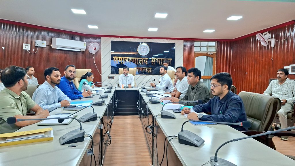 dcjamtara's tweet photo. आज समा० सभागार में #जनगणना_2027 के अंतर्गत प्रथम चरण में मकान सूचीकरण एवं मकानों की गणना कार्य के प्रगति की समीक्षा कर सभी संबंधितों को जनगणना कार्यों को गंभीरता से लेने एवं टाइमबॉन्ड के अनुरूप कार्य पूर्ण करने साथ ही विभिन्न तकनीकी बिंदुओं सहित अन्य जरूरी दिशा निर्देश दिया। https://t.co/KMGzY8dCWO