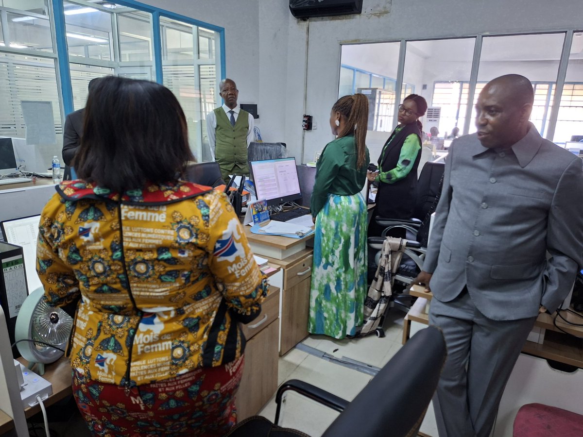 fanclublouisdor's tweet photo. #Ogefrem: Le Directeur Général intérimaire a effectué ce mardi une visiste de reconfort aux agents et cadres de l'Ogefrem à la #DPKIN et à la #DEP. C'est a la suite d'un incendie declaré il y a 48h au rez de chaussée du batimement qui arbite ces structures. https://t.co/fEfMdQaMkQ