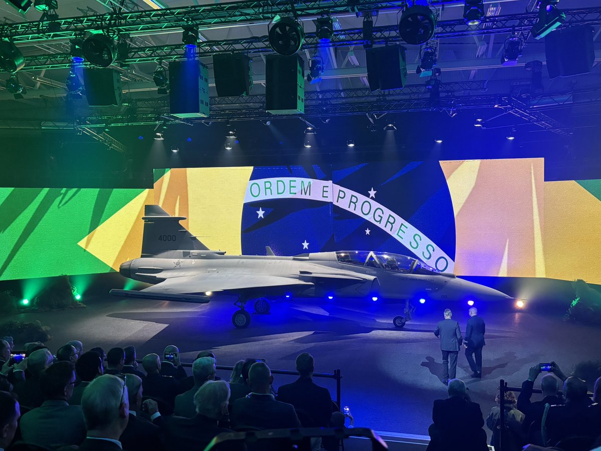 mattiasr70's tweet photo. Första Gripen F nu presenterad för det brasilianska flygvapnet. En stor dag gör Saab, Sverige och Brasilien. 
@saab @fab_oficial #Säkpol https://t.co/zxb1mfA7kQ