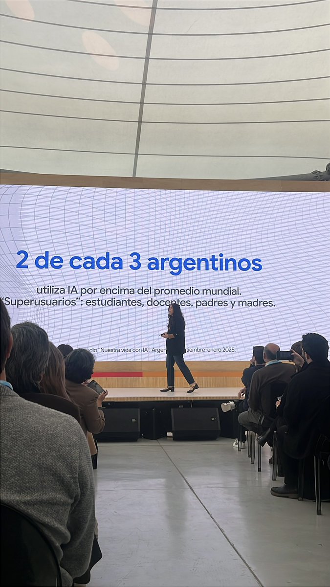 Ladob's tweet photo. 2 de cada 3 argentinos ya está usando la IA. Según IPSOS, hay súper usuarios que son padres, docentes y estudiantes. Ahora, en el evento de Google, se anuncian becas para capacitaciones de IA con la fundación Compromiso. https://t.co/S1smAhoVSn