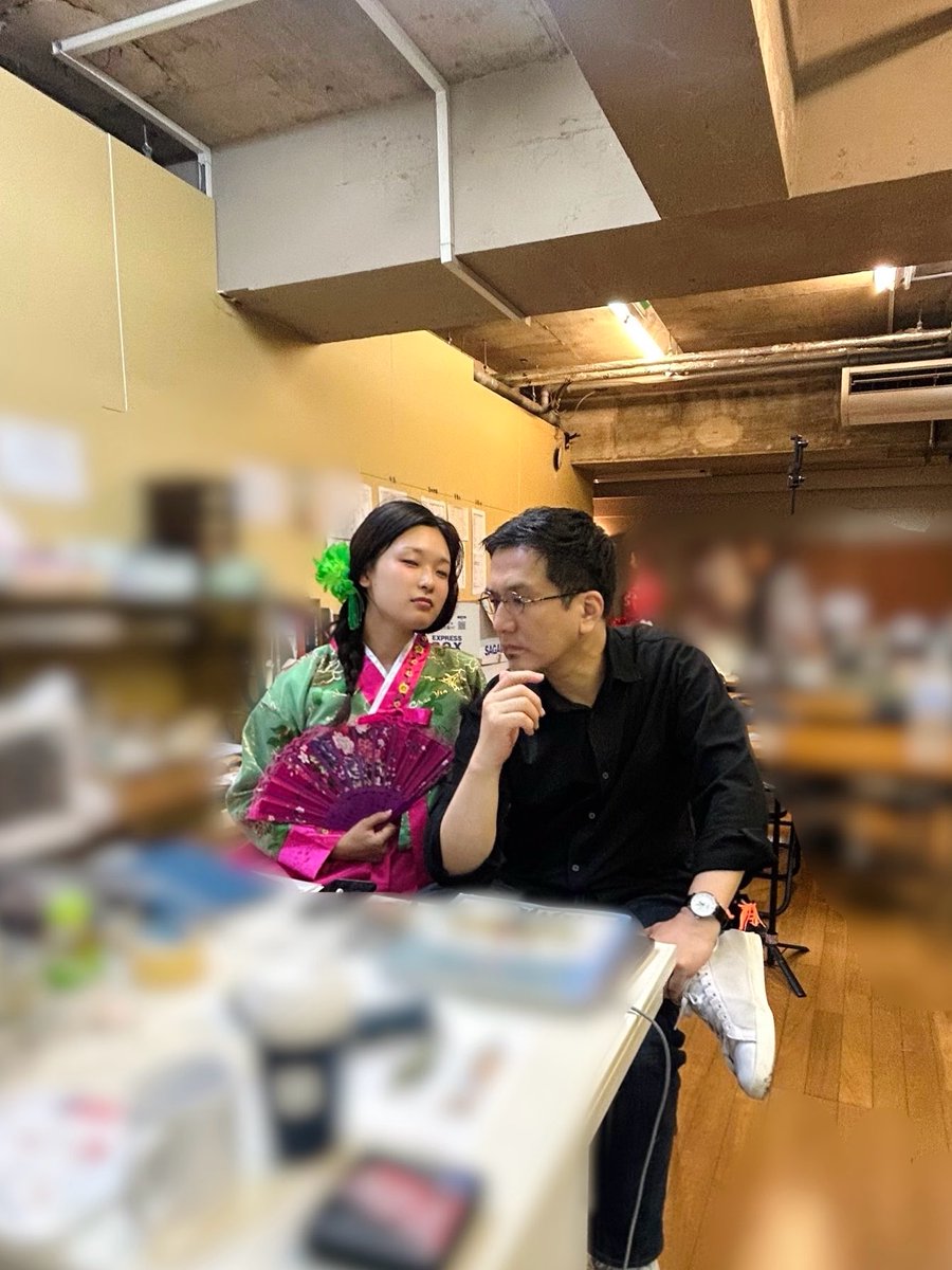 uri_irie's tweet photo. #劇団ミュ
#妻と飛んだ特攻兵
＃1日1岡本さん 19日目🪭

今日は衣装合わせだったので、チマチョゴリを着て岡本さんとキメてみました📸😏
みんなの衣装もとても素敵で、是非劇場で見ていただきたいです😊私は他にもんぺや男性役の衣装を着ました✨気持ちが引き締まります🔥

いよいよ今月本番❗️ https://t.co/Z3JizppcD1