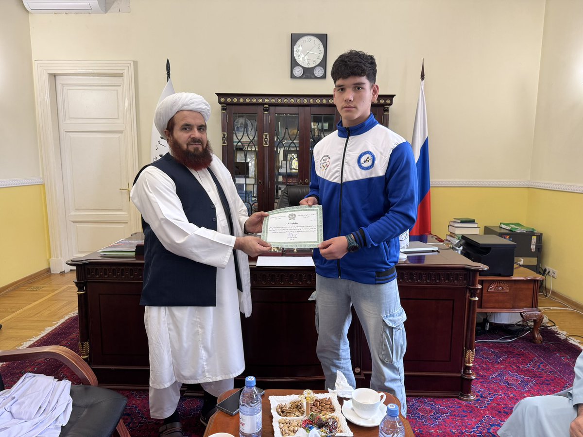 AfghanEmbRussia's tweet photo. په مسکو کې د ا.ا.ا. لوی سفیر ښاغلي مولوي گل حسن حسن له هغو افغان لوبغاړو سره چې روسیې ته د المپیکي ځوانانو په اتم نړیوال فورم کې د گډون لپاره د افغانستان د المپیک، بدني روزنې او لوبو د عمومي رییس ښاغلي مولوي احمد الله وثیق په مشرۍ راغلي وو، په خپل کاري دفتر کې وکتل.

ښاغلي سفیر د هېواد د استازیتوب له امله له لوبغاړو مننه وکړه او لوبې یې د ملتونو ترمنځ د نږدېوالي او د هېواد د مثبت انځور د وړاندې کولو مهمه وسیله یاده کړه او په پای کې یې لوبغاړي د لاسته راوړنو له امله وستایل.