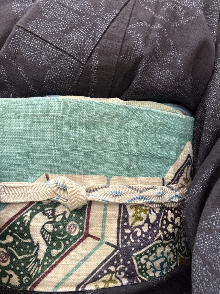 imappage's tweet photo. 後で足袋を履こうとバッグに入れて下駄で出かけたはずでした。まさか足袋を置いてきちゃうとは。浴衣だと思い込むには無理があるコーデ。あらいまさんお久しぶり！ええっあの時おんぶしてた赤ちゃんが大学生なの？とびっくりされつつのお買い物をして、無事足袋のある足元になりました。ホッ。 https://t.co/6vkt2ymmIA