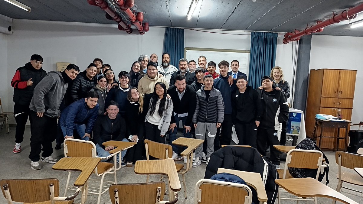 SuperiorLaPaz's tweet photo. El jueves 28/05/26 recibimos a nuestro egresado de Periodismo c/ Or. Dep. @LucasJAcosta96, quien vino a presentar su libro "Liniers, la batalla de mi vida" frente a estudiantes de la carrera, autoridades del Instituto, familiares, amigos y directivos de @LiniersOficial https://t.co/mHQdTDVizx