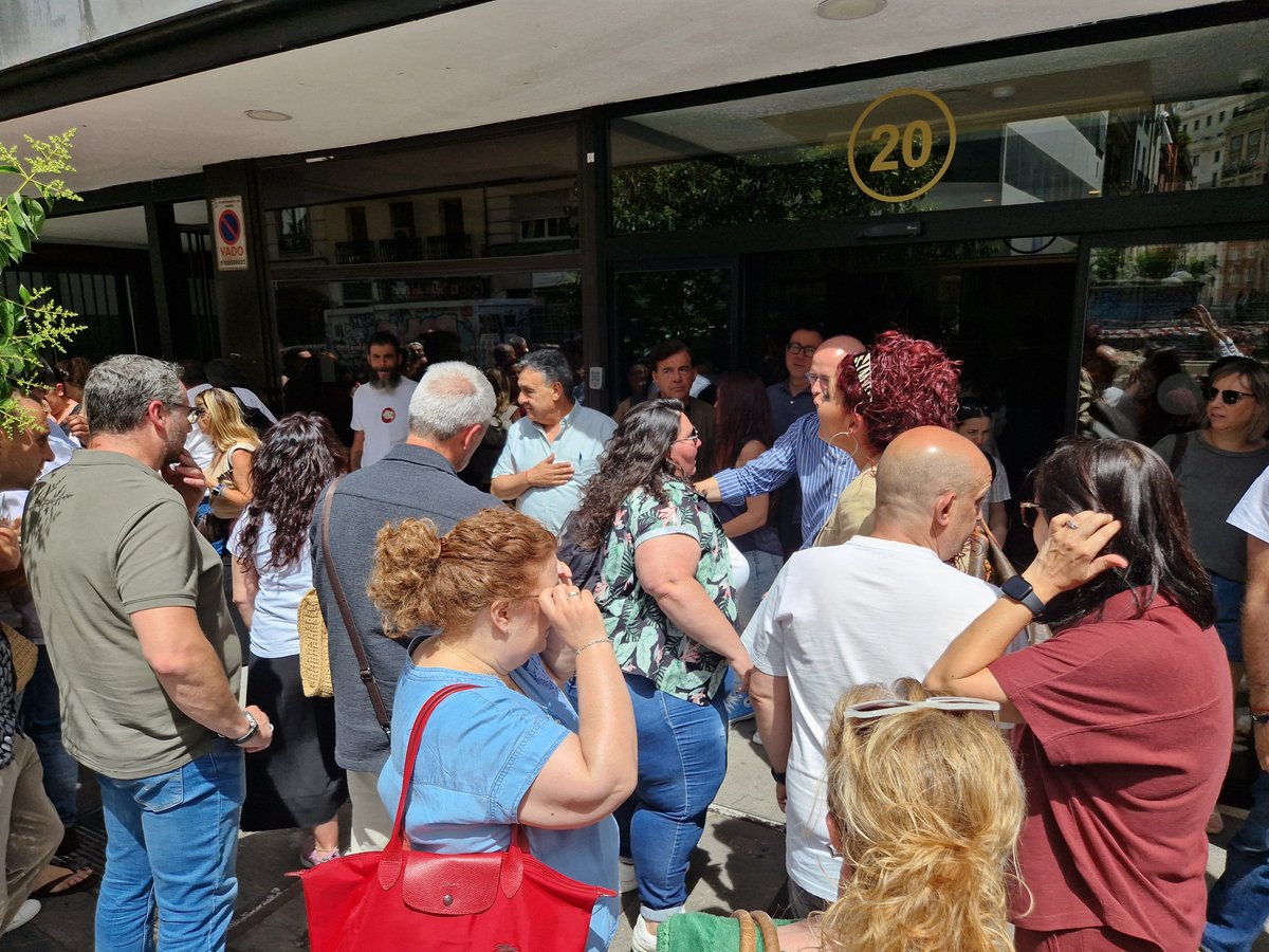 FeSMC_UGT's tweet photo. En estos momentos se firma el  convenio colectivo de comercio textil por parte de CCOO, Fetico y la patronal ARTE. Ante la pérdida de derechos que conlleva este convenio, UGT se concentra a las puertas del SIMA, lugar de la firma, en Madrid. https://t.co/Oaiy4hToLi