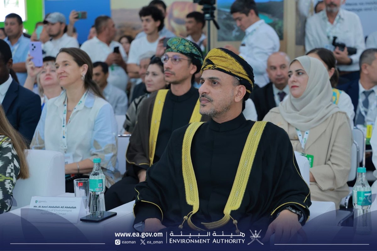 ea_oman's tweet photo. تشارك #هيئة_البيئة في معرض "إيكو إكسبو آسيا الوسطى 2026" بـ سمرقند في جمهورية أوزبكستان خلال الفترة 2-4 يونيو، الذي يعد من أبرز الفعاليات البيئية التي تهدف إلى تعزيز التعاون الدولي وتبادل الخبرات في حماية البيئة والتكيف مع تغير المناخ ودعم النمو الأخضر.

كما شارك سعادة د. @DrAbdullahAmri رئيس الهيئة في افتتاح المعرض والجلسة العامة رفيعة المستوى بعنوان " تمويل النمو الأخضر" التي ناقشت تعزيز الاستثمارات البيئية وآليات التمويل المستدام لدعم التنمية منخفضة الكربون ومواجهة التحديات البيئية والمناخية.
