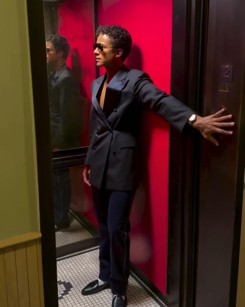 smoothcrminnal's tweet photo. he’s holding the elevator for me btw https://t.co/oxBGMAFUF4