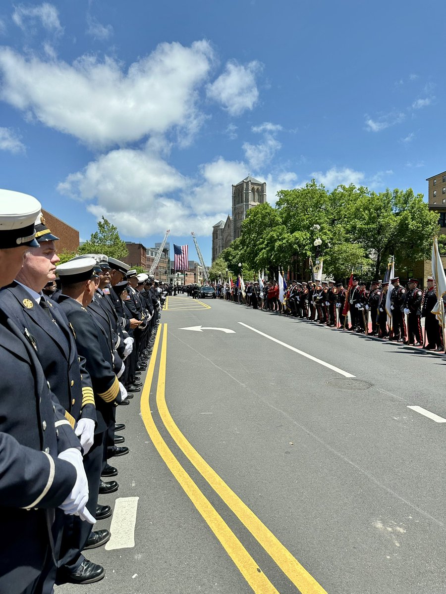 FDNY1810's tweet photo. @bostonradio Yesterday, looking down the street and towards the church.
This is the Brotherhood that I am so proud to be a member of.
Rest in eternal peace BK... https://t.co/cmeg6bE4CI