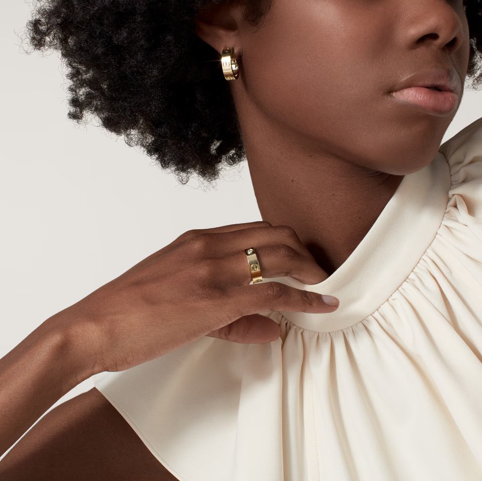 POTCEOGeot's tweet photo. Hablar de joyería de lujo contemporánea es, inevitablemente, hablar de la colección LOVE de Cartier. 

Más que una línea de brazaletes, anillos y collares, LOVE se ha convertido en un símbolo cultural asociado al compromiso, la permanencia y la sofisticación minimalista. https://t.co/IxNDDZjO66