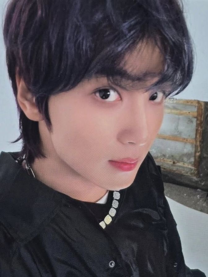HCbodyguard's tweet photo. this haechan photocard is so underrated 😭😭😭 https://t.co/AVu1t2oTkb