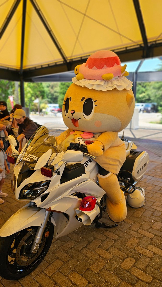 monmon1051's tweet photo. ちぃたん☆白バイに乗れてご満悦🥰
#九州ちぃたん☆
#ポーセリンマルシェ
#有田ポーセリンパーク https://t.co/T2qXErKCLb