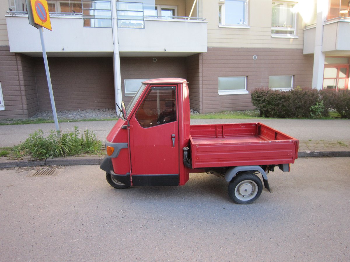 TJTurkula's tweet photo. Iltakävelyiltä havaintoja reitillä Kaarle Knuutinpojan rantatie - Telakkaranta - Vanha Hirvensalontie - Kölikatu - Kaarle Knuutinpojan rantatie.  Osa 4(7): Piaggio (Vespa) Ape 50, sympaattinen tavaramopo Jungmanninkadulla. Aikoinaan Apeja oli paljon liikenteessä, nyt harvinaisuus. Banksyn näyttelystä Wärtsilän entisessä, komeassa kaarihallissa rantareitillä ei näkynyt mitään mainoksia. Mainos oli näkyvissä Stålarminkadun ja Unioninkadun risteyksessä.