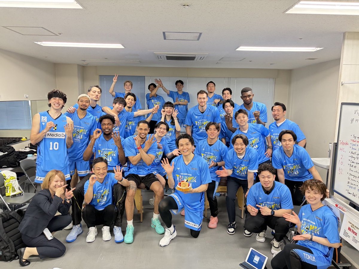 Yaaaaasu11's tweet photo. 2025-26シーズン

徳島ガンバロウズに関わってくださったすべての皆さまへ、心より感謝申し上げます。

新しい環境、新しいチーム、そして新しい仲間とともに挑んだ今シーズン。B３優勝という目標を達成することはできませんでしたが、あっという間に駆け抜けた充実したシーズンでした。

どんな時も背中を押し続けてくださった、皆さまの熱い応援と支えがあったからこそ、ヘッドコーチとして2シーズン目を最後まで全力で、自分らしく戦い抜くことができました。

本当にありがとうございました。

#徳島ガンバロウズ