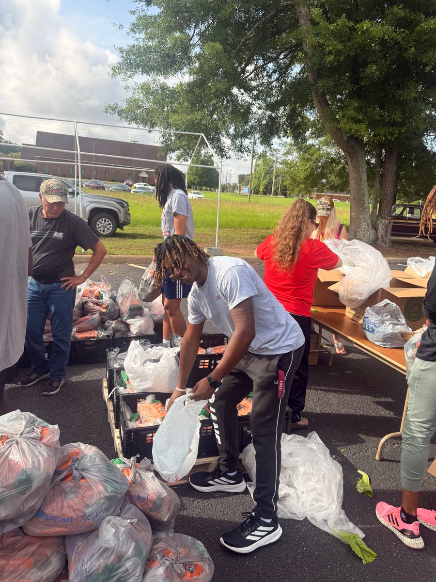 TroyTrojansWBB's tweet photo. Always having a blast as we lend a helping hand.
Last Friday, we had the amazing opportunity to help St. Martin of Tours with their food distribution.
#WeDOImpossible | #OneTROYโ๏ธ๐ https://t.co/IfAiuK2UxR