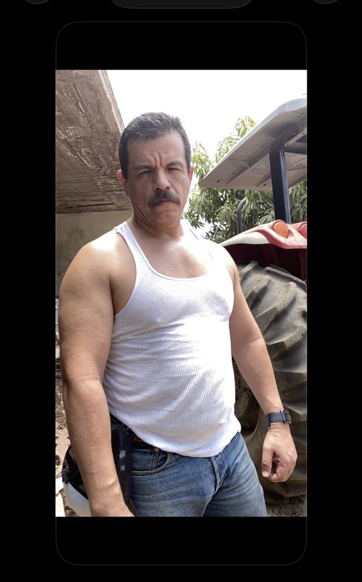 sinnaloense's tweet photo. Buenos días. Necesito ayuda para cambiar la llanta del tractor . Quien me hecha una mano https://t.co/Ne6Enp6urM