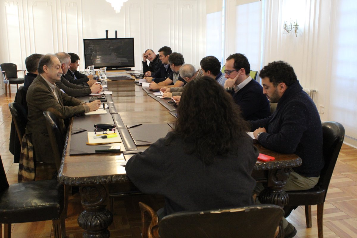 CChCPArenas's tweet photo. CChC #Magallanes y autoridades regionales instalan comité público-privado para reactivar la inversión en construcción 🏗️
Participaron la delegada presidencial y el seremi MINVU, junto a representantes del gremio.
🔗 Más info: https://t.co/J3nn8IgLr0 https://t.co/uyoFkc694b