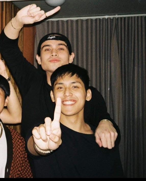 salvanyyy's tweet photo. the boyfriends                                  the girlfriends https://t.co/mThyxspkAn