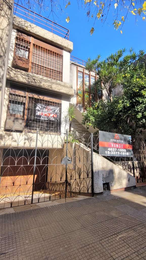 bsasperdida's tweet photo. Hace unos días pasé cerca del hospital Álvarez y vi esta casa en venta. Cuesta verlo pero miren qué lindo el vitral que tiene... https://t.co/clnD61EXXd
