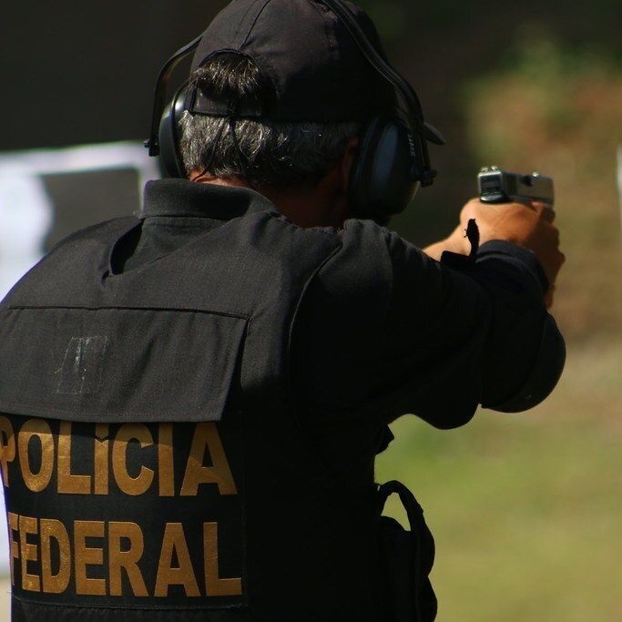 eixopolitico's tweet photo. 🇧🇷 AGORA: PF cumpre mandados na Prefeitura de Recife contra esquema de corrupção em contratos. Investigação aponta desvio de R$ 25,8 milhões em contratos de terceirização de mão de obra em 2020, sendo R$ 17 milhões de recursos federais.

32 policiais e 2 auditores da CGU participam da operação.