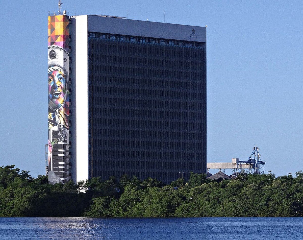 eixopolitico's tweet photo. 🇧🇷 AGORA: PF cumpre mandados na Prefeitura de Recife contra esquema de corrupção em contratos. Investigação aponta desvio de R$ 25,8 milhões em contratos de terceirização de mão de obra em 2020, sendo R$ 17 milhões de recursos federais.

32 policiais e 2 auditores da CGU participam da operação.