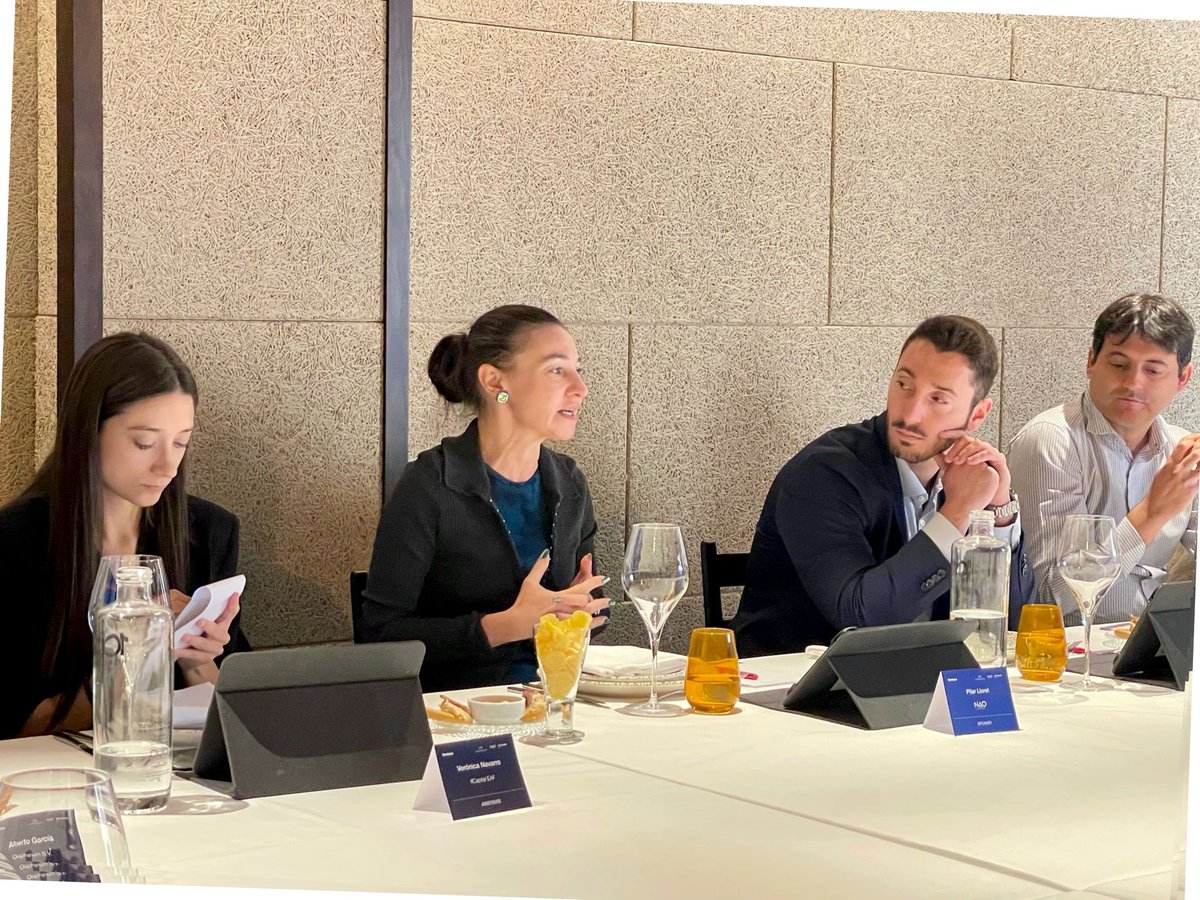 RankiaPro's tweet photo. 🗣️ Pilar Lloret y Sergio Luján de NAO Sustainable Asset Management, presentan el fondo "NAO European Equities", un vehículo que combina la revalorización de capital a largo plazo con criterios ESG. 

#FundsMeeting
#RankiaPro https://t.co/rOOH0sCVVX