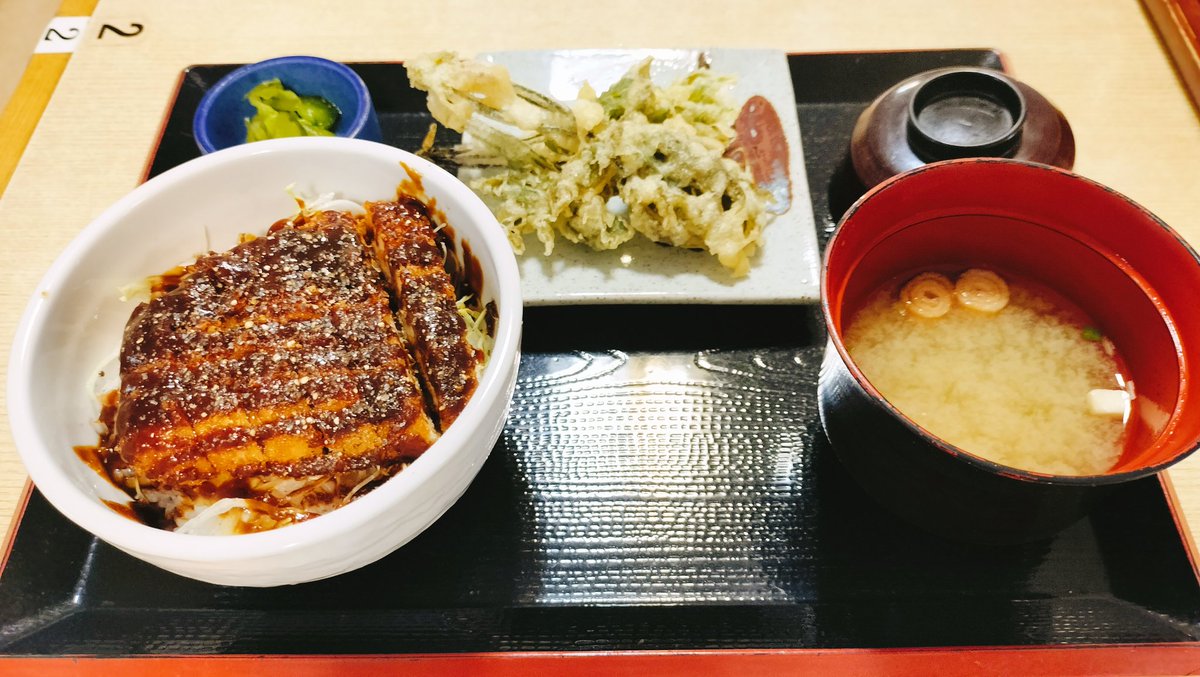 ts133895's tweet photo. SSTR 2026 Memoirs 

2026.05.28. 11:30
道の駅 宙ドーム・神岡にて早めのお昼ゴハン🍚
SSTRライダーへの手厚いサポートあり、ステッカーをいただき、ミニ味噌カツ丼には天ぷらの無理サービス😋
Facebookでお馴染みの多斐さんにもご挨拶できました👍

#sstr
#sstr2026
#triumph
#streettwin https://t.co/4FaAar63vC