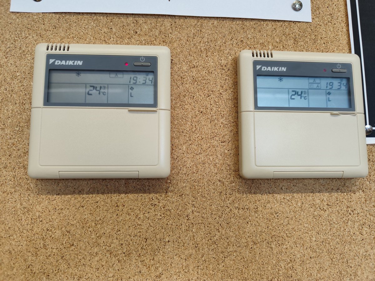 ropamuig37's tweet photo. 📸 1: aula del meu IES la setmana passada
📸2: aula universitat hui
Supose que hi ha que fer la PAU per tindre dret al climatització.
#vagaeducativa
#vagaindefinida https://t.co/L6jEYlHC3W