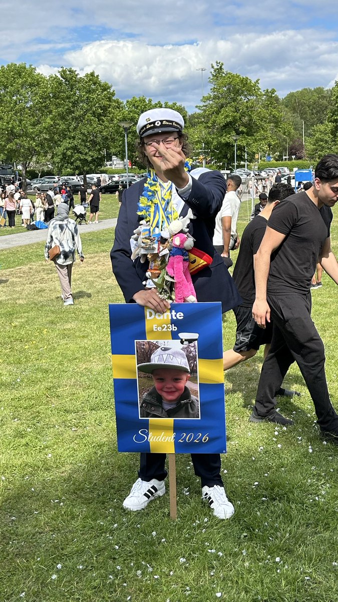 Brandchefen's tweet photo. Mellangrabben tar studenten!🇸🇪 https://t.co/UABfQhrW0x