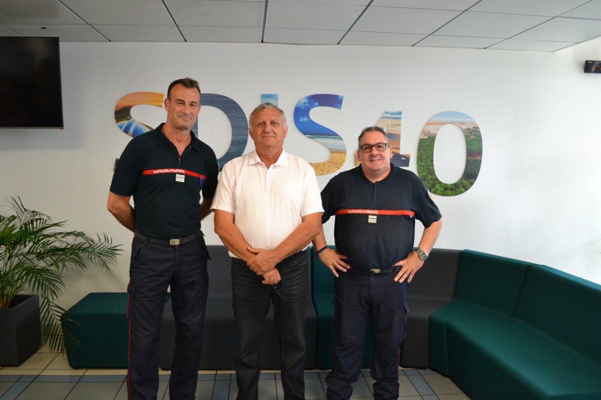 SDIS40's tweet photo. Le Colonel hc Arnaud FABRE a officiellement pris ses fonctions de Directeur départemental du #SDIS40 et de Chef du Corps départemental des sapeurs-pompiers des Landes
Bienvenue au nouveau directeur et pleine réussite dans ses nouvelles responsabilités au service des Landais. https://t.co/99mF0yXzVI