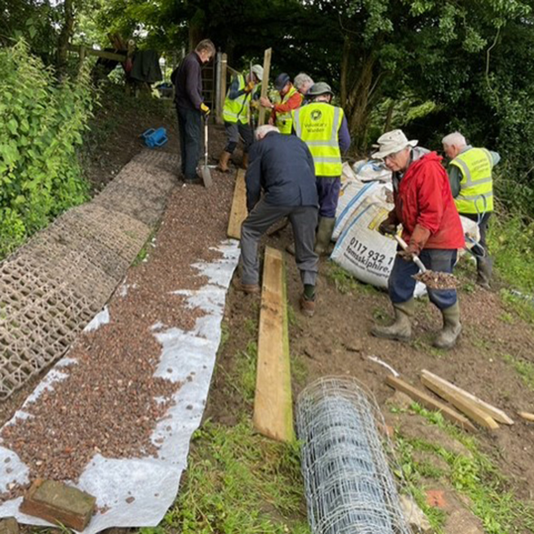 CotswoldWay's tweet photo. For #volunteersweek a big thanks to all the volunteers who help maintain and improve the paths and surrounding countryside, as well as those in the background doing the admin

Find out more about the CWA https://t.co/ABJ0P22XZz

#volunteers #cotswolds #cotswoldway https://t.co/CPNXV5XYrZ