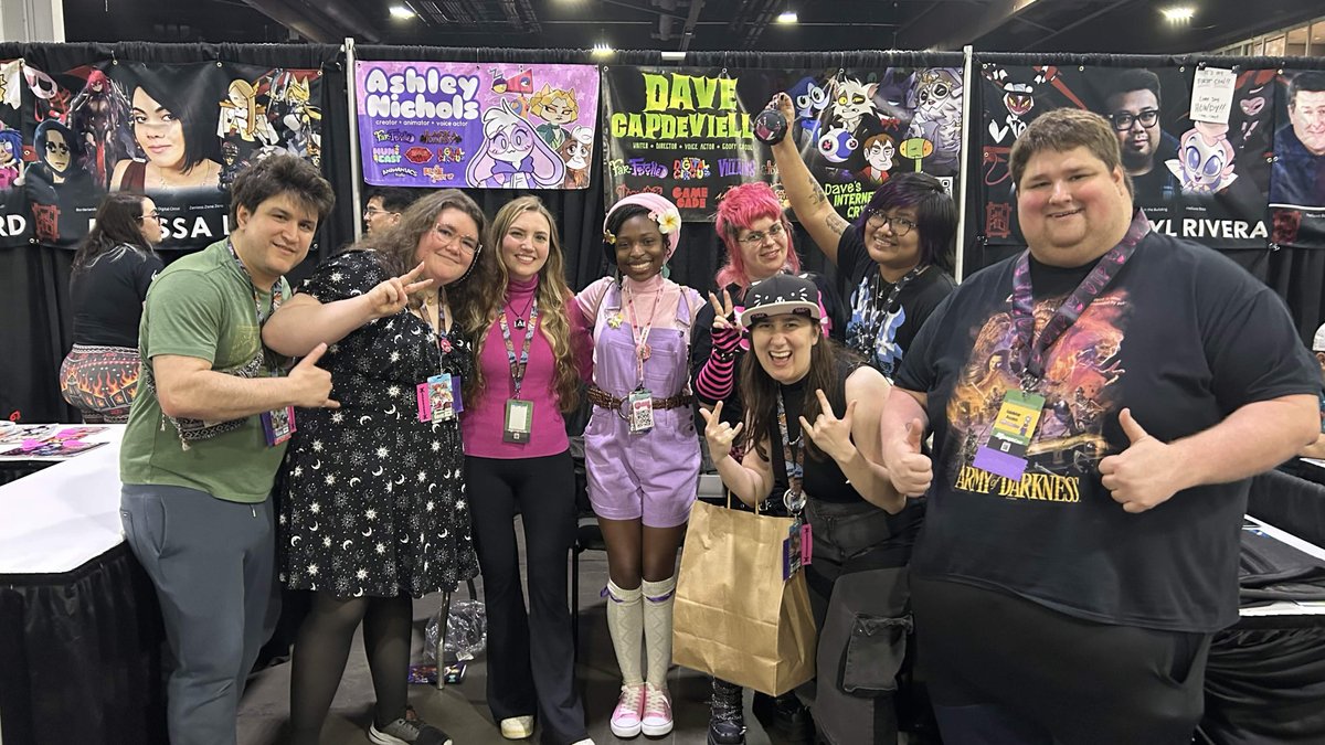 nolaklop's tweet photo. @MomoCon appreciation post! (Part 2/3)
Not only was this my first US convention, but also the first time we’ve had so many @glitch_prod guests in one place! It was incredibly special to get to hang out in person with all these gems as well as all the other people from the industry we got to see! 🥰
 
Not to mention the first ever Murder Drones panel with most of the main cast! 💛

Also a huge shoutout to Tracy McAndrew for being an incredible handler on all 4 days and to @GungHoBookings for making it all happen!

Thank you for everything friends, I have so much love for you all and am looking forward to seeing you next time! 💖