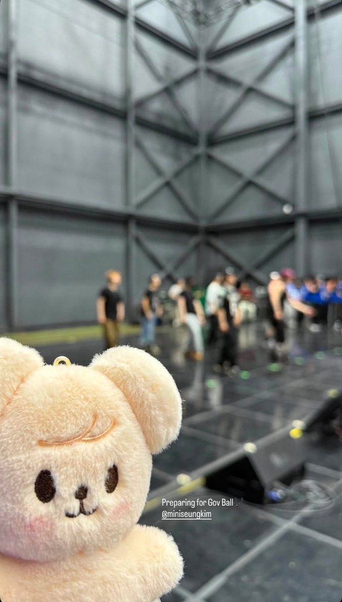 AlannahCrehan's tweet photo. Take that all the stupid people saying "oh they're going to do a ot7 cb cause Seungmin can't promote it" stfu you fake fans because look at the proof that even though he's not going.... he's still there 🙄🥺 https://t.co/W1gssgpcTi