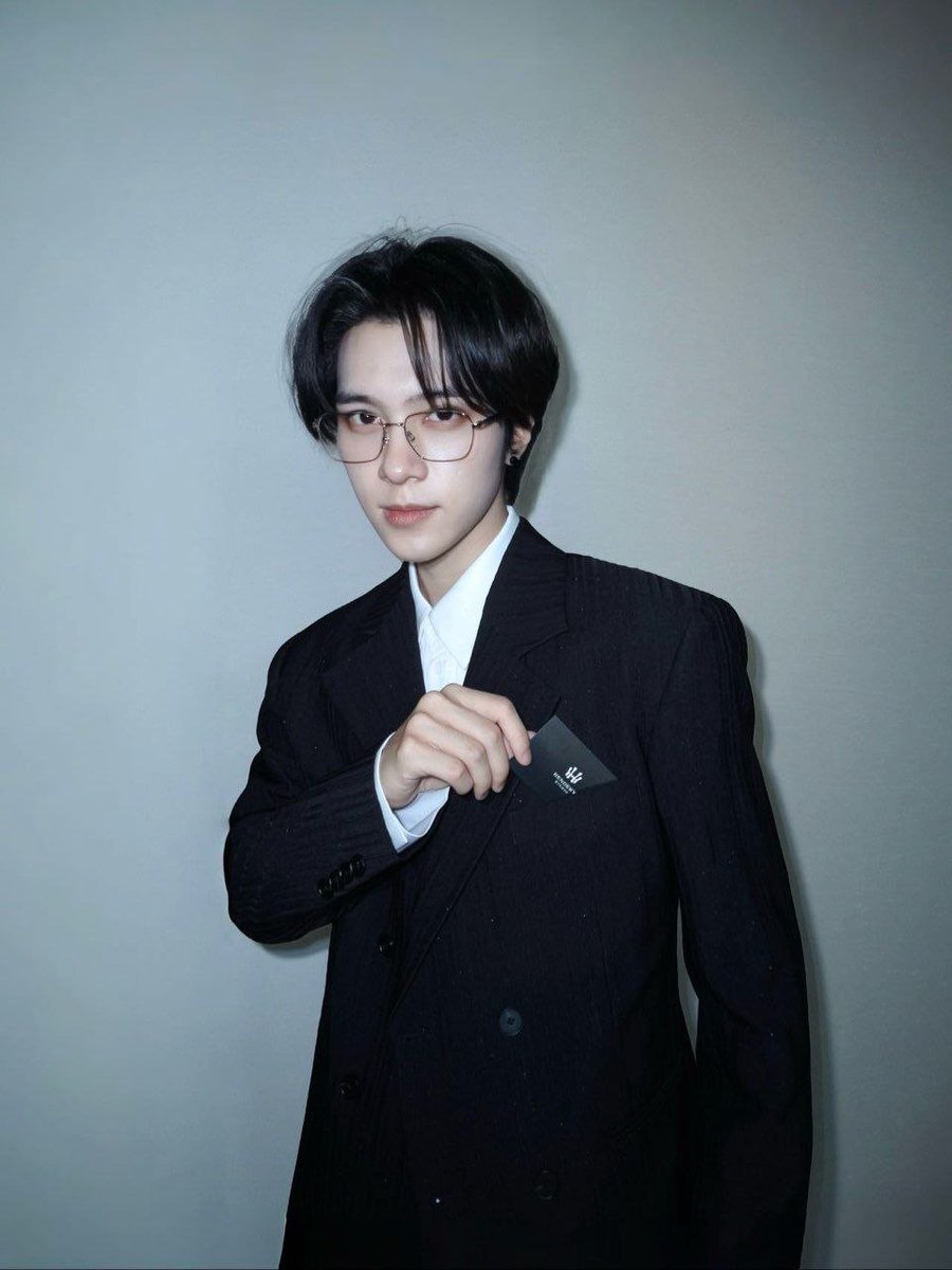 ahexng's tweet photo. hello, may i give you my business card 😏 https://t.co/FwYrtlJikj