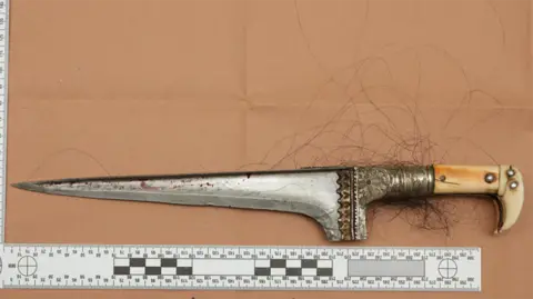 LeeHarris's tweet photo. @ShabanaMahmood Talking of misinformation, you said in parliament "we are all equal before the law".

In that case, why are Sikh's allowed to carry a knife and nobody else is?

This is the *very definition* of being UNEQUAL before the law.

You just misled the house.
Please correct the record. https://t.co/iPCjC06I6L