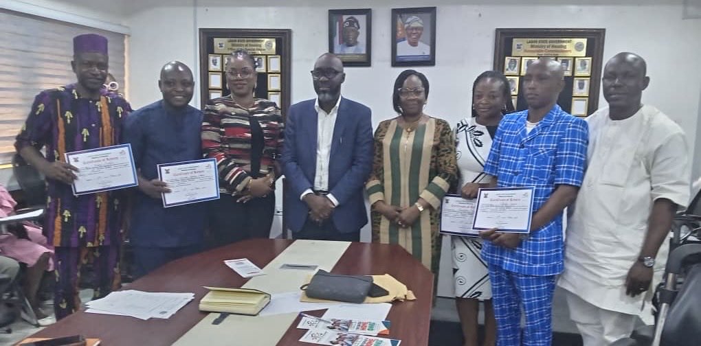 engr_toriola's tweet photo. Earlier today, the Ministry’s management team and I warmly received the newly elected EXCO of Sir Michael Otedola Jubilee Housing Estate, Epe, on a courtesy visit to the Ministry.

Congratulations to the new EXCOs. https://t.co/cDZN5jZnlt