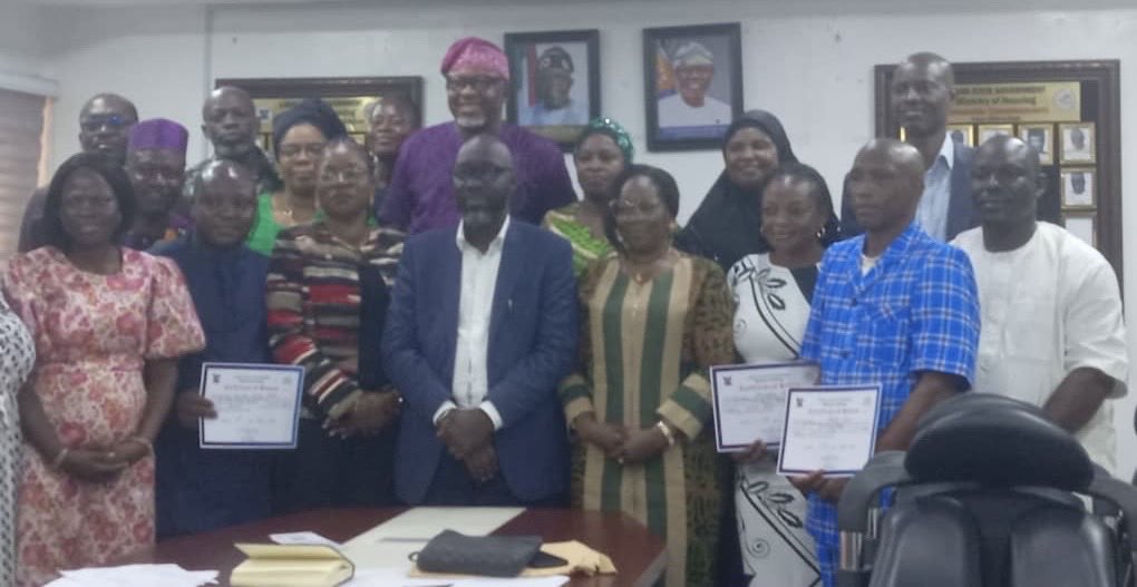 engr_toriola's tweet photo. Earlier today, the Ministry’s management team and I warmly received the newly elected EXCO of Sir Michael Otedola Jubilee Housing Estate, Epe, on a courtesy visit to the Ministry.

Congratulations to the new EXCOs. https://t.co/cDZN5jZnlt