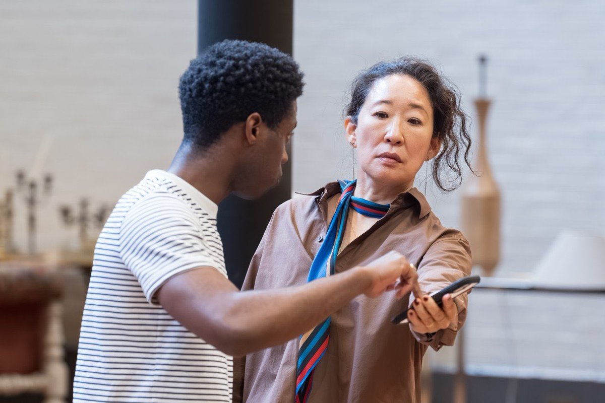 sandraohinfo's tweet photo. 📸 | MARAVILHOSA! Primeiras imagens de Sandra Oh nos ensaios de “The Misanthrope”. 🎭 

A peça ficará em cartaz do dia 16 de junho a 1º de agosto no Lyttelton Theatre, em Londres. Ingressos à venda no site do @NationalTheatre https://t.co/Ssij6sQqAQ