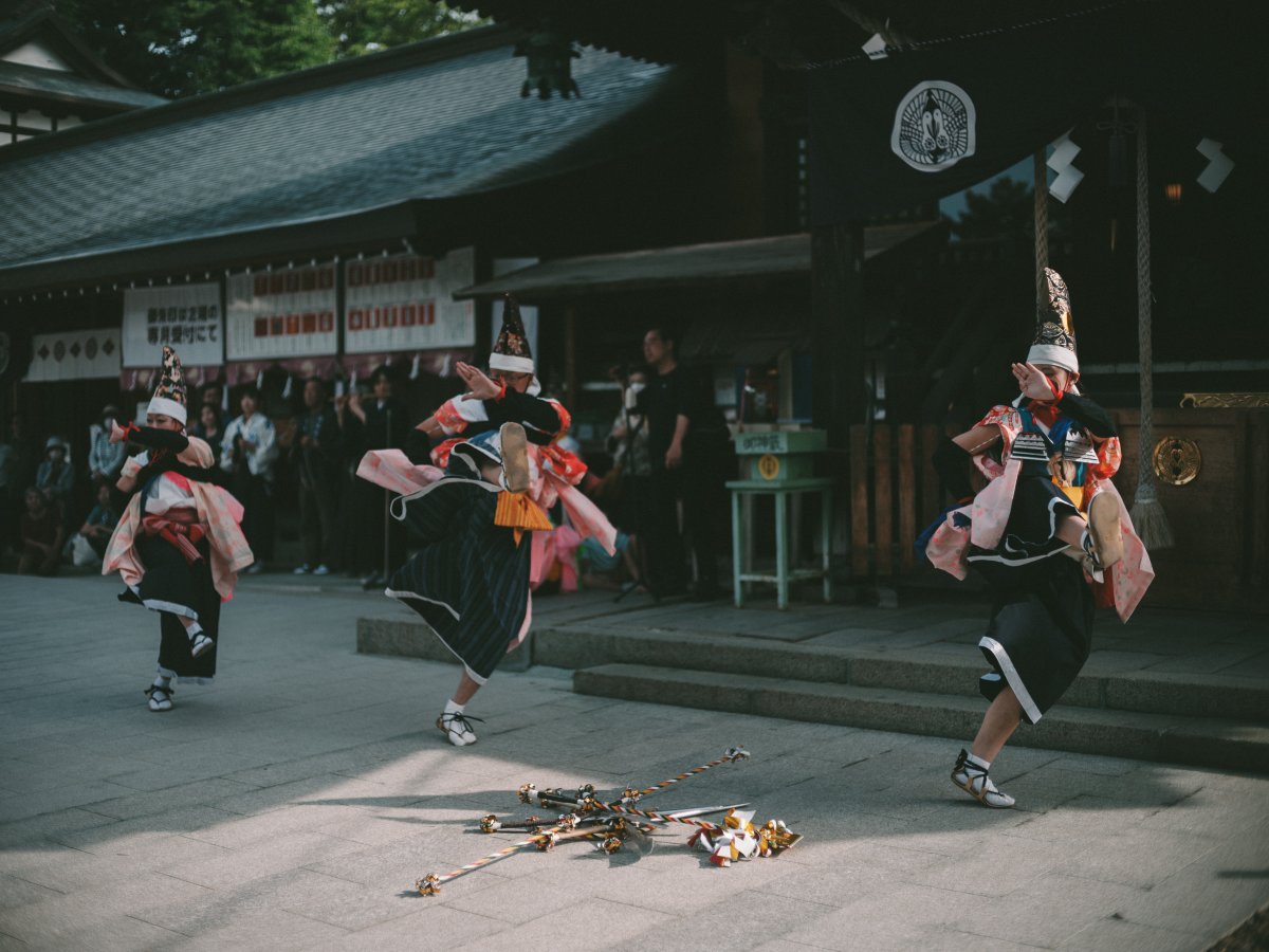 hiro_hitakami's tweet photo. 先週の櫻山神社例大祭のツルカメ七頭舞。
七頭舞といえば軽快なお囃子と勇壮な踊りだけど、厳かな道具取り・道具納めの作法が神楽の神おろし・神あげみたいで、気が引き締まる感じがしてすき。
久々にちゃんと芸能観れてよかった。 https://t.co/MsSCxhVKfQ