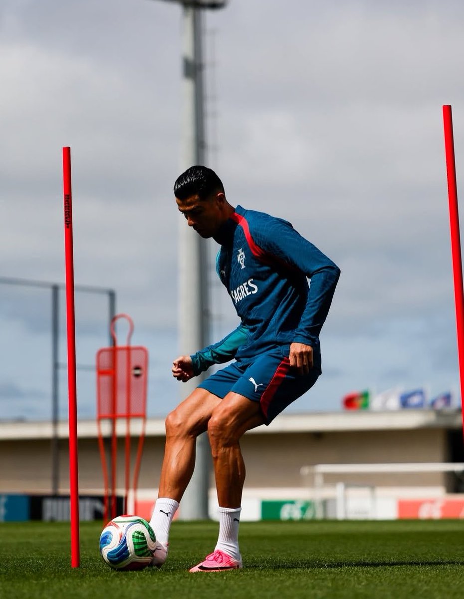 CRonaldoNews's tweet photo. ⚽️✨🇵🇹 https://t.co/799fTp4jN4