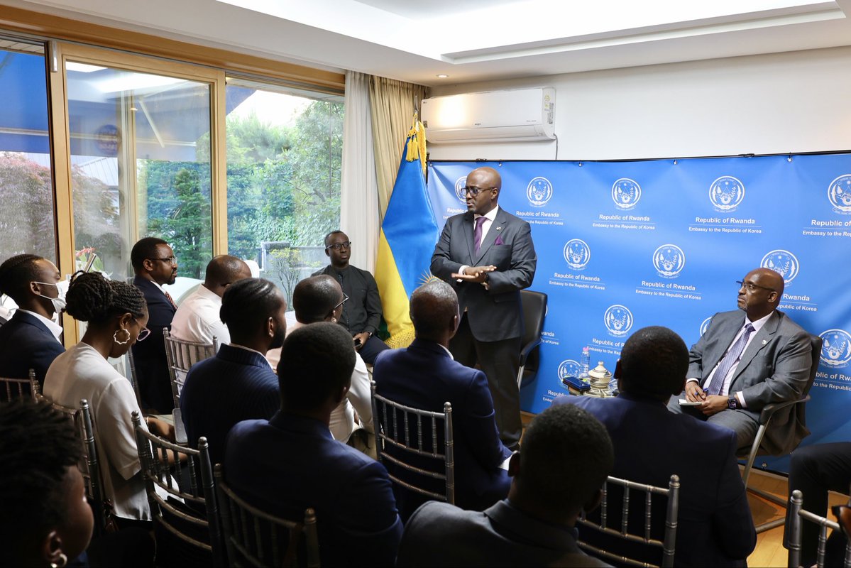 RwandainKorea's tweet photo. The Rwandan community in the Republic of Korea was honored to be hosted by H.E. Olivier J.P. Nduhungirehe, Minister of Foreign Affairs and International Cooperation of the Republic of Rwanda, on the sidelines of the 2026 Korea–Africa Foreign Ministers’ Meeting in Seoul.

The engagement provided an opportunity for an open and constructive exchange on Rwanda’s continued progress, national priorities, and the important contribution of the diaspora to the country’s development and international outreach. The Minister also shared updates on Rwanda’s foreign policy priorities and ongoing efforts to strengthen partnerships that support the country’s development agenda.

Hosted at the Embassy of the Republic of Rwanda in the Republic of Korea, the meeting reflected the Embassy’s continued commitment to strengthening its engagement with the Rwandan community and supporting their contribution to Rwanda’s development and international outreach.
———
주한르완다교민회는 서울에서 열린 2026 한-아프리카 외교장관 회의를 계기로 방한한 올리비에 은두훈기레헤(Olivier J.P. Nduhungirehe) 르완다 외교국제협력부 장관님과 뜻깊은 만남의 시간을 가졌습니다.

이번 간담회는 르완다의 지속적인 발전과 국가 최우선 과제, 그리고 국가 발전과 국제적 위상 제고에 있어 재외동포 사회가 수행하는 중요한 역할에 대해 자유롭고 건설적인 의견을 나누는 자리가 되었습니다. 또한 장관님은 르완다의 외교정책 방향과 국가 발전을 뒷받침하기 위한 국제 협력 강화 노력에 대한 소식들을 교민들과 공유했습니다.

주한르완다대사관에서 개최된 이번 행사는 르완다 교민들과의 소통을 강화하고, 르완다의 발전과 국제사회 참여 확대에 기여하는 교민들의 역할을 지속적으로 지원하고자 하는 대사관의 의지를 보여주는 자리였습니다.

#Rwanda #RwandanDiaspora #KoreaAfrica #Diplomacy #RwandaInKorea #DiasporaEngagement