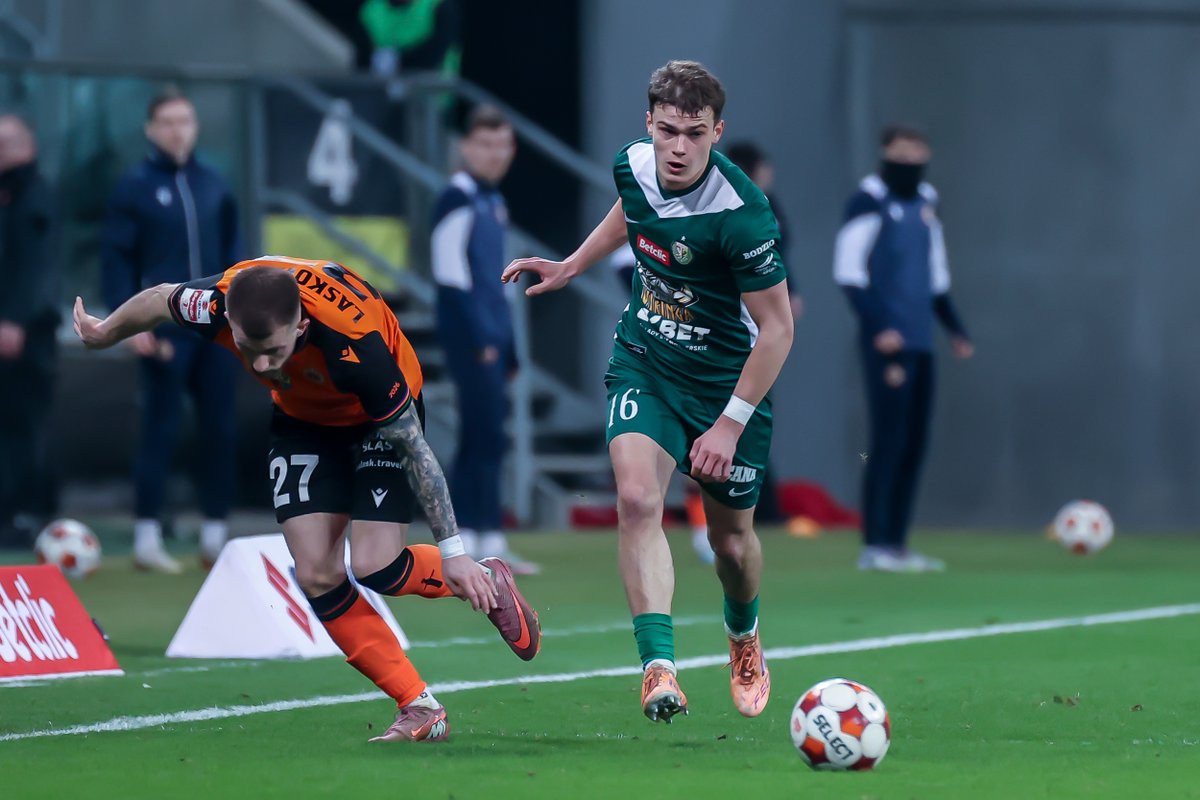 Piotr_K_Janas's tweet photo. Krzysztof Kurowski zostanie w Śląsku Wrocław 🆕

Dobre wieści dla kibiców @SlaskWroclawPl: Klub po sezonie raz jeszcze usiadł do rozmów o przedłużeniu wygasającego 30 czerwca kontraktu z Krzysztofem Kurowskim. Udało mi się ustalić, że strony bardzo mocno zbliżyły się do ostatecznego porozumienia, które powinno być kwestią dni 🤝

WKS przedstawił nową, znacznie lepszą ofertę swojemu wychowankowi, który też ma głowę na karku i wie, że najlepsze dla niego będzie pozostanie w Śląsku, ugruntowanie swojej pozycji na poziomie PKO Ekstraklasy i dopiero potem ewentualny wyjazd ⚽️

Inne tematy, które się tutaj przewijały, tzn. Szymon Łyczko, Grzegorz Tomasiewicz i Karol Angielski także istnieją, są realne i procedowane. Niemniej nie każdy z nich jest dla Śląska priorytetem 🧐

Więcej poniżej 💬